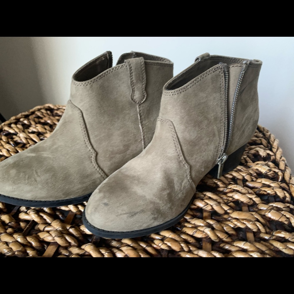 Used old navy faux suede bootie
